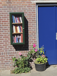 902579 Afbeelding van een buitenbibliotheekje op de zijgevel van het pand Egelantierstraat 32 in de Orchideestraat te ...